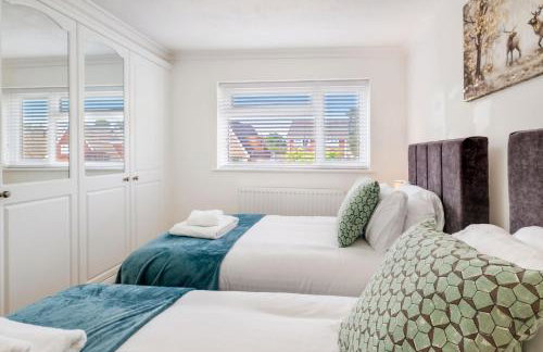 Luxury 5 BDR 2 BA House with Parking in Sandhurst By 360Stays - Photo 45