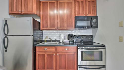 Pet-Friendly Retreat with Deck Steps to Marina! - Foto 5