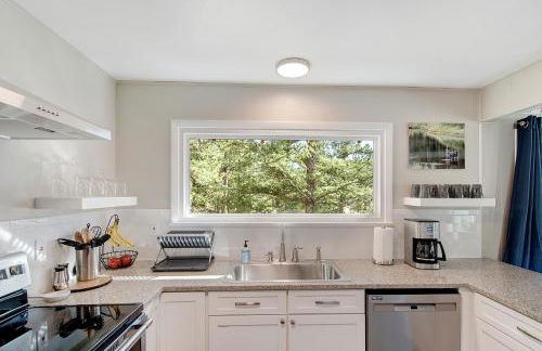 Cozy Mountain Home with Great Views, Deck & WiFi - Photo 15