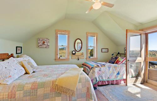 Lindas Perch by KABINO On Bank of Henrys Fork Mtn Views Fishing 6 acres Snake River WIFI - Foto 32