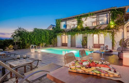 Villa Tramonto with Private Heated Pool, by ZanteWize - Foto 1