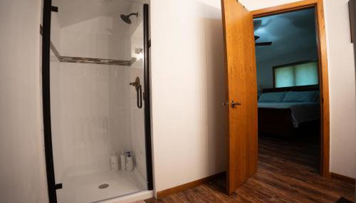 Whispering Woods Estate - Relax, Recharge, Connect - 12 wooded acres, 3 Bedrooms, 3 Baths, sleeps 10 - Foto 2, Shower