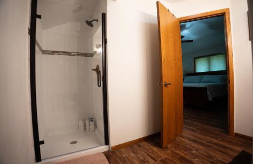 Whispering Woods Estate - Relax, Recharge, Connect - 12 wooded acres, 3 Bedrooms, 3 Baths, sleeps 10 - Foto 2