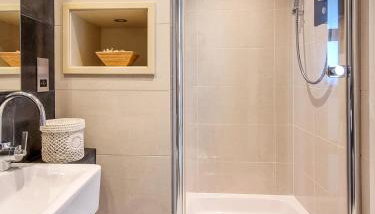 Point View - Award Winning Apartments with Private Hot Tub & Parking - Foto 4, Shower