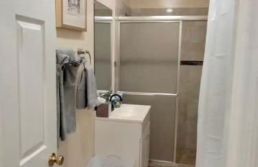 3 Bed 2 Bath House, Quiet & downtown Smart TVs in all rooms, Whole house to yourself - Foto 16