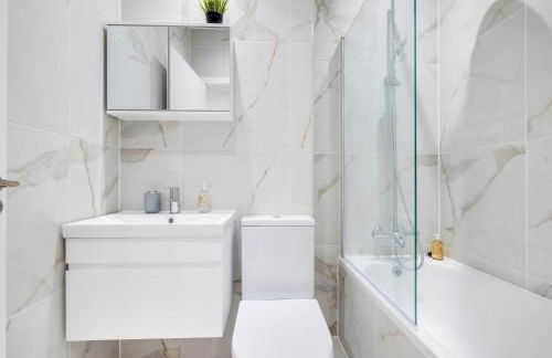 Luxurious 1 Bed Serviced Apartment with Wi-Fi - Photo 41