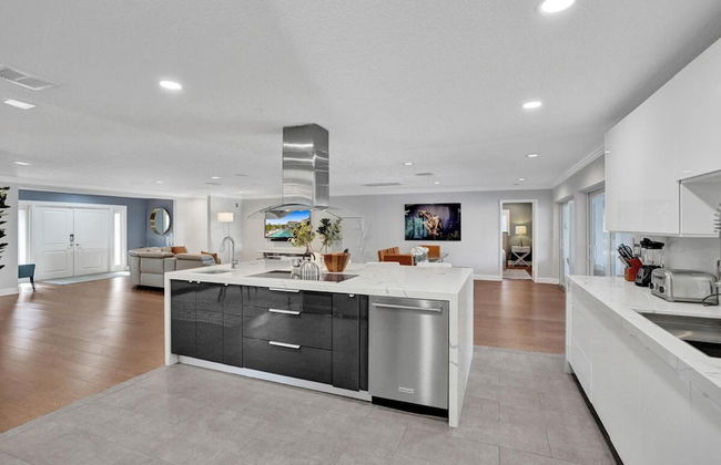 Luxe 4BR Waterfront w Htd Pool 5min to Beach - Foto 15