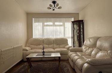 Spacious City Centre Apartment - Photo 2