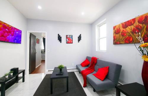 Sleek one-bedroom abode near NYC - Photo 2