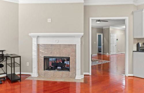 Private Fenced Yard • Sleeps 10 • Mins to Malls - Foto 8