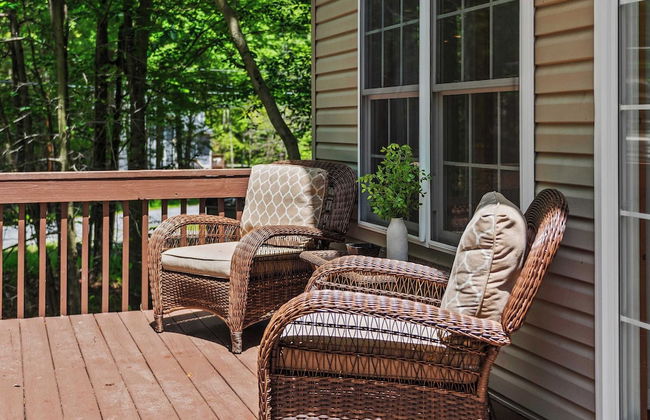 Lake + Pool Access, Game Room, Firepit, Deck Tawny and Peaceful by Avantstay - Foto 42