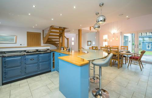 Modern 4-Bed Home Spacious & Comfortable - Pass the Keys - Foto 2