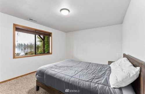 Beautiful Private Lake Lodge with Private Dock and Mountain Views - Foto 34