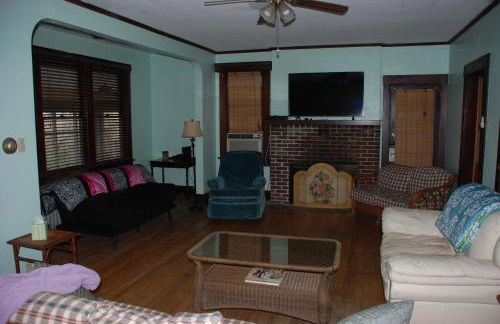 Old Time Beach Front Cottage - The Beach is your Backyard! Pet Friendly cottage - Photo 9