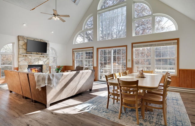 Sycamore Cove by Avantstay Hot Tub Game Rooms - Photo 5