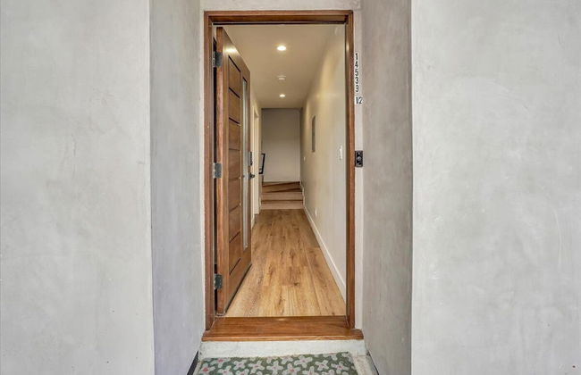 Luxurious Townhome - Photo 41