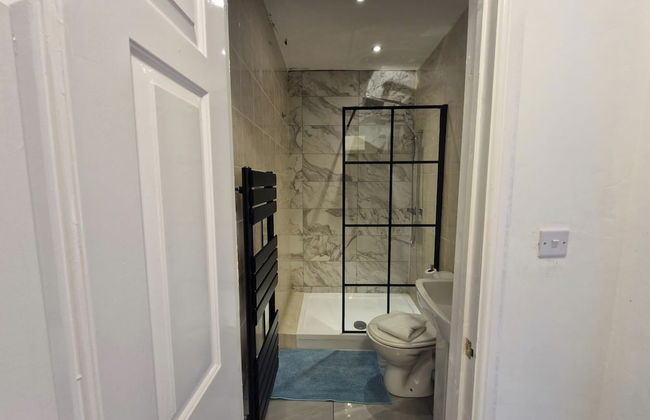 Seaside Bliss Apartment for Style and Comfort - Photo 23