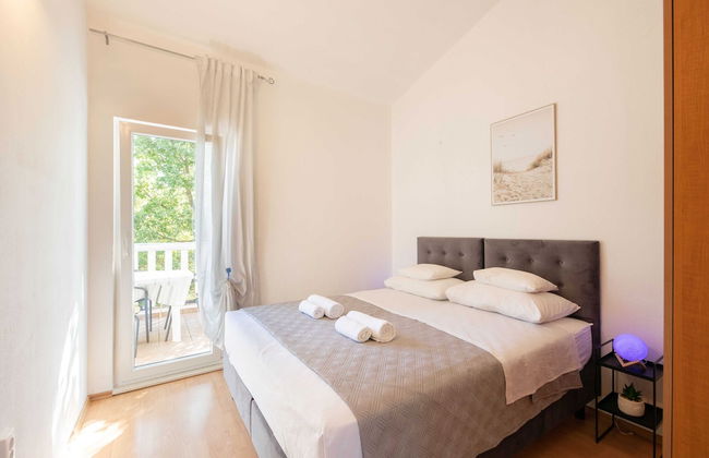 Spacious Prgomet Retreat With Private Pool, Fitness Centre, and Garden - Foto 11