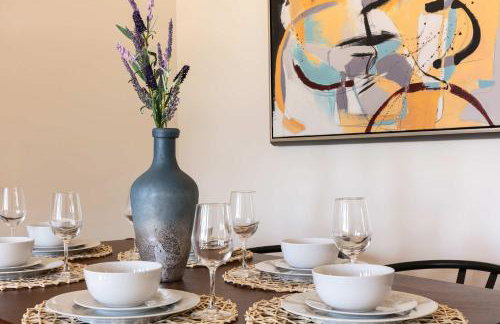 Unwind in Spacious 2BR Apt Sleeps 6 with Parking - Foto 9