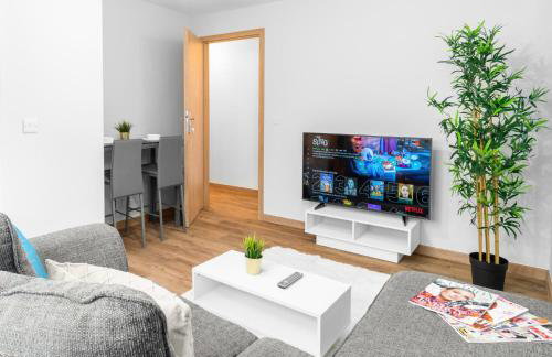 Modern 2 Bed Apartment - 2 Parking Spaces - Sleeps 3 - Netflix 1BS - Foto 1