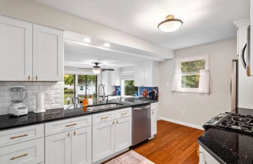 4 Bedroom Pool and Hot Tub Home Near Cleveland - Photo 28