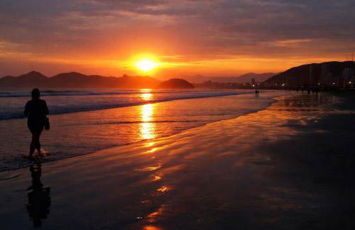 Flat em frente ao mar com piscina varanda e AC - Foto 35