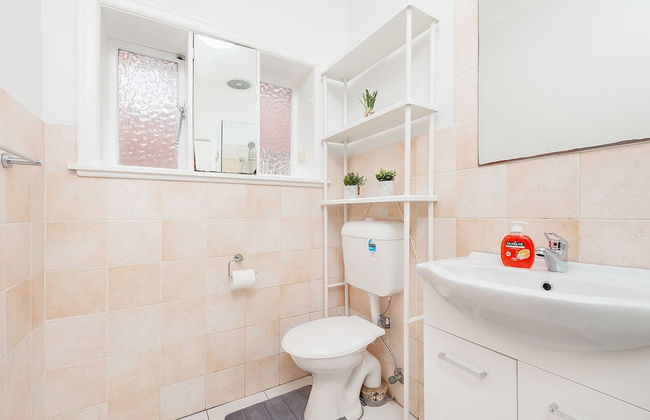 Newly Renovated Apt Close to CBD Unit 1 - Photo 8