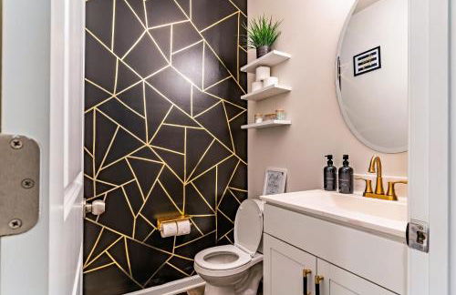 Special Deal! Raleigh Luxe Family Retreat, 15 Min to Downtown, Kids Gear, Fast WiFi for WFH, EV & Pet Friendly - Foto 9