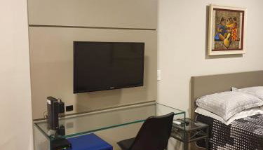 Belo apartamento quarto e sala bem localizado - Foto 2