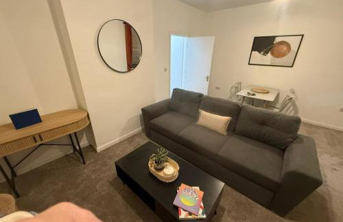 Sleek 1 Bed Flat near Warwick Castle with Parking - Photo 2