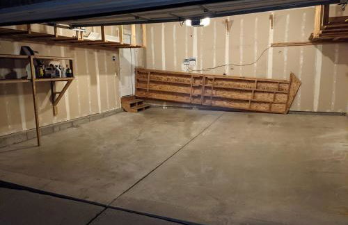 Beautiful Large Residential Home - Photo 39