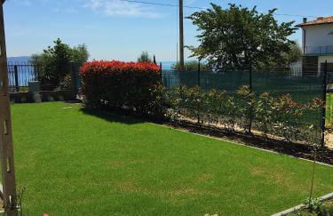 Casa con ampio terrazzo, vista lago e giardino - Foto 32