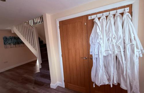 Four Bedroom House With Private Pool - Stunning countryside location with parking close to Chester City Centre - Photo 16