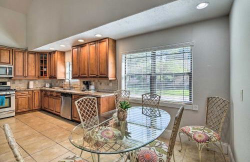 Spacious Seabrook Home with Patio 1 Mi to Beach! - Foto 15