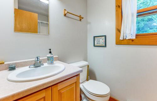 Peaceful White Sand Lake House with Dock and Deck! - Foto 16