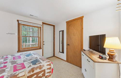 8BR 5BA Huge Dog Friendly Log Cabin near Wisconsin Dells and Lake sleeps 25plus - Foto 24