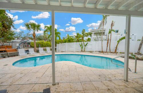 Home ON Key with pool, hot tub, putting green, arcade games, bike & mins to beach! - Foto 73