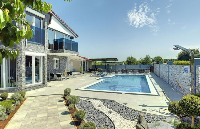 Modern Villa With Private Pool Consisting of 2 Apartments Near the Beach - Photo 1