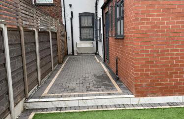 Luxury 6-Bed Home Near City Centre, Sleeps 12 plus- Cinema Room, Games Room, 5 Bathrooms & Driveway for Multiple Cars - Photo 32