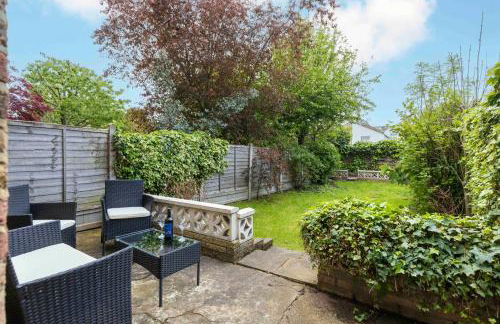 Parea Living - Hackney, 4-Bedroom Victorian House w Big Garden - Foto 36