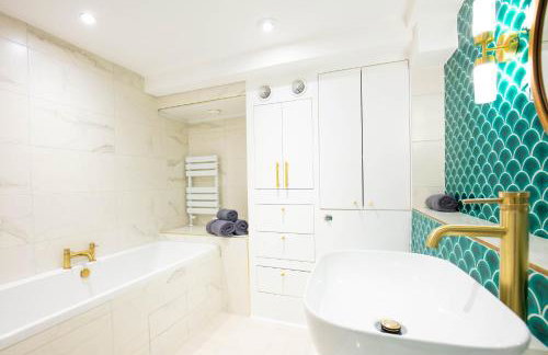 Hidden Retreat with Steam room, KING bed near tube - Foto 10