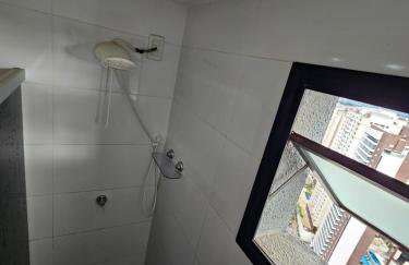 EDIFÍCIO ESSENCIALE PREMIER, 34º ANDAR, VAZADO, DE FRENTE A ENTRADA DO FLAMBOYANT SHOPPING, COM ESTACIONAMENTO GRÁTIS, COZINHA, FECHADURA ELETRÔNICA, WI-FI, TV COM ROKU, PISCINA, LAVANDERIA SEM CUSTO ADICIONAL By REI DOS FLATS - Foto 24