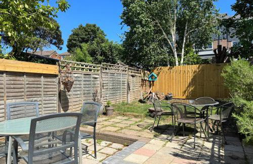 New Spacious 4 Bedrooms 5 Beds House Sleeps 8! - Foto 24