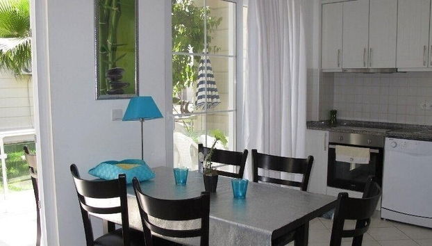 Villa CED1 by JoyLettings - Foto 4, Servicio de comidas en la habitación