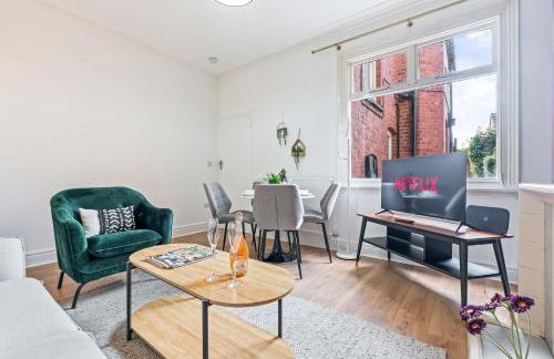 Charming and Spacious Home in Cradley Heath by 53 Degrees Property Sleeps 8 - Foto 2