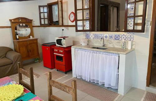Casa COMPLETA, 2 quartos, Estacionamento GRATUITO, WIFI 300MB, frigobar, microondas, fogão e jardim - Foto 6