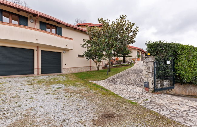 Valley View Villa in San Mango D'aquino with Hot Tub - Foto 32