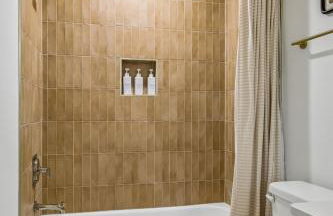 Modern Multi-Level Retreat with Rooftop Hot Tub - Foto 45