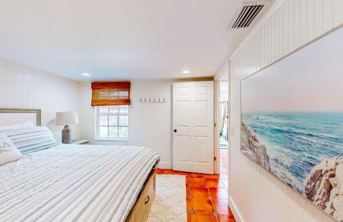 Classic coastal home with game room & private hot tub - walk to beaches - Foto 28