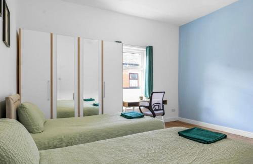 Modern 2 Bedroom House with 2 Ensuite and Free Parking - Photo 3